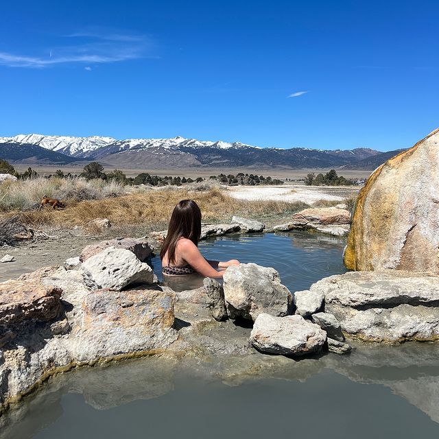 Se baigner dans des sources chaudes en admirant la Sierra Nevada enneigÃ©e : â 
Vraiment un moment privilÃ©giÃ© !

Il y a plusieurs sources chaudes entre Lone Pine et Lake Tahoe, nous nous sommes arrÃªtÃ©s Ã  :
ðTravertine Hot Springs (1Ã¨re photo)
ðHot Creek Geological Site (photos 2 et 3)

#travertinehotsprings #hotcreekgeologicalsite #californiaroadtrip #lesfranÃ§aisvoyagent #naturalhotsprings #hotsprings #californiahotsprings #sourceschaudes #explorecali