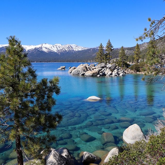 Gros coup de cÅur pour le Lake Tahoe â¥ï¸

On a eu la chance dây Ãªtre avant le dÃ©but de la haute saison, il nây avait pas trop de monde et tous les points de vue nâÃ©taient pas encore officiellement ouverts (et donc on a pas eu Ã  dÃ©bourser 10$ Ã  chaque fois ou 25$ pour aller sur la plage, ce petit dÃ©tail ð).

On a pris le temps dâen faire tout le tour, cÃ´tÃ© Californie et cÃ´tÃ© Nevada. Ãa vaut vraiment le coup ! Ãvidemment, le lac est bordÃ© dâincroyables maisonsâ¦

Ã ne pas manquer :
ðInspiration Point 
ðSand Harbor 

#laketahoe #laketahoecalifornia #roadtripusa #lesfranÃ§aisvoyagent #sandharborlaketahoe #laketahoenevada #laketahoetrip