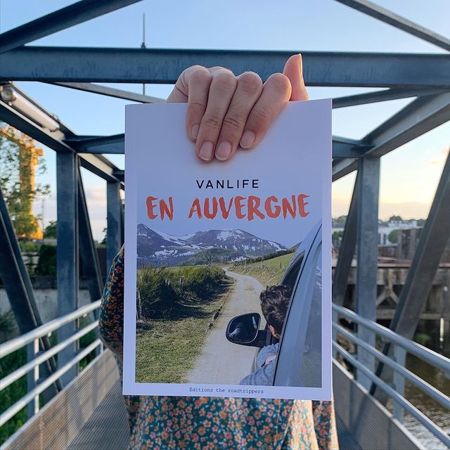 📖 Je vous en parlais récemment en story, nous faisons partie des heureux contributeurs du livre « Vanlife en Auvergne » de @the_roadtrippers !

Ouais, ouais, on a écrit dans un livre 😎

Si vous avez envie de vous le procurer, je vous mets un lien (affilié*) dans ma bio.

Le livre contient 19 itinéraires de road-trip en Auvergne (en van 🚐 mais ça marche aussi en voiture 🚗) et 10 récits de voyageurs, @freelensers, @lifewithyvon, @les4vandrouilleurs, @kikimagtravel, @labouclevoyageuse, @agnes_voyaje, @weekend_ailleurs et @wildhumanlife.

*Ça vous coûte le même prix mais nous on touche un petit quelque chose pour notre participation. Donc, ça nous fait plaisir 😊

#auvergne #roadtripauvergne #tourismeauvergne #vanlife #vanlifefrance #myauvergne #auvergnetourisme #vantrip #auvergnehorizon #auvergnerando