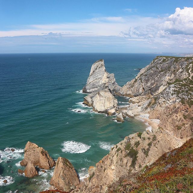 Un des spots que j’ai préféré au Portugal : Cabo da roca, ou le point le plus à l’ouest de l’Europe continentale 😍

Je ne savais pas qu’on pouvait admirer ce genre de paysages en dehors de l’Algarve (au sud du pays), vous connaissiez vous ? 🤓

#cabodaroca #cabodarocaportugal #cabodaroca🇵🇹 #observarportugal #wow_portugal_ #portugaltravel #capture_pt #natgeoportugal #raw_portugal #praiadaursa #portugalsemfiltros #olhar_de_portugal #roadtripportugal