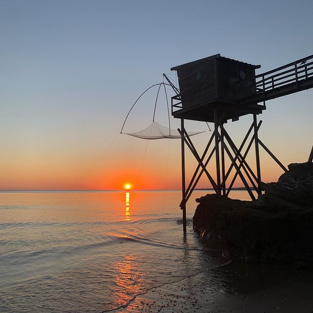 Comment se lasser des couchers de soleil à la plage franchement ? 

J’avoue, celui-là date de début septembre. On était venu se baigner après le boulot ✌️

Déjà trop hâte d’être en été !

#bernerieenretz #cotedejade #loireatlantique #loireatlantiquetourisme #bernerie #sunsetbeach #coucherdesoleilsurlamer #pêcherie #carrelet #sunset_pics #paysdelaloire #enpaysdelaloire #sunsetvibes #destinationpornic #sunsetlover #pornic