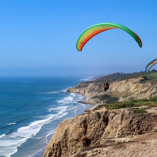 La cÃ´te californienne entre Newport Beach et San Diego ðââï¸

Les spots quâon retient :
ð Laguna Beach
ð La Jolla Ã  San Diego 
ð Un tour en bateau pour espÃ©rer voir baleines, dauphins, phoques et pÃ©licans 
ð Les immenses maisons de Balboa Island 
ð Le state park de Cristal Cove 
ð Les parapentes sur les falaises de Blackâs beach 

Il y a vraiment Ã©normÃ©ment de choses Ã  voir ! Attention, les mois de mai et juin sont souvent synonymes de mÃ©tÃ©o maussade âï¸, ce qui peut Ãªtre dÃ©cevant, on ne sâattend pas Ã  Ã§a en Californie !

#explorecali #californiacoast #cristalcovestatepark #lagunabeachcalifornia #lesfranÃ§aisvoyagent #roadtripusa #californiaroadtrip #parapente