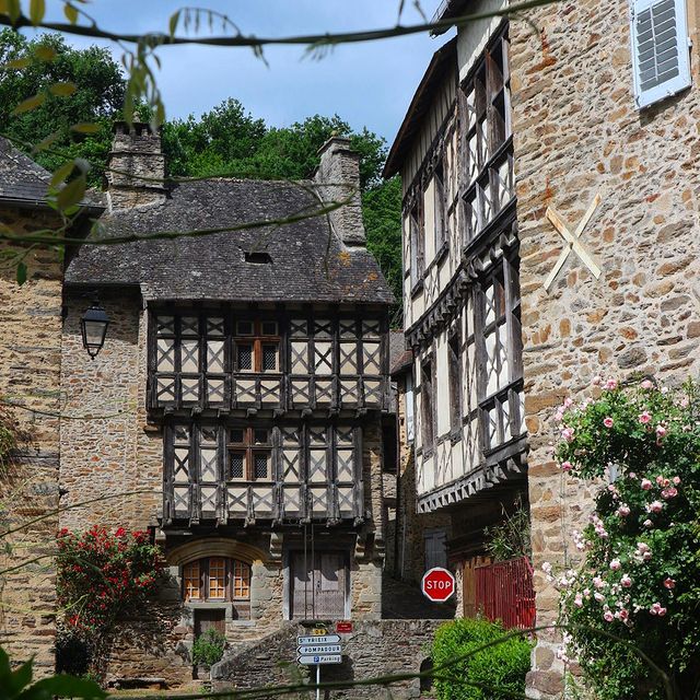 TOURELLES ET COLOMBAGES 🏰 

Ça donnerait pas envie de vivre la vie de château dans les jolis petits villages de Corrèze ?

En plus des belles maisons médiévales, il y avait plein de chats qui ne se faisaient pas prier pour des gratouilles 😻

Tout ce qu’il faut pour une petite balade au top !

📍 Ségur-Le-Château 

#segurlechateau #ségurlechâteau #zecorreze #correze #corrèze #limousin #icicestlacorreze #terresdecorreze #frenchvillages #frenchvillage #villagefrancais #villagefrançais #roadtrip #roadtripfrance #correzegram #visionlimousin #passionlimousin