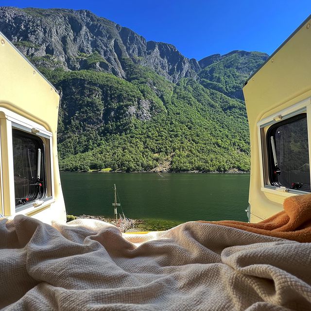 SUR LA ROUTE DES FJORDS ☀️ 

On a profité de ces belles journées pour découvrir le Nærøfjord et le Aurlandsfjord, en se baladant de Bakka à Undredal. De toute façon, en Norvège, chaque virage offre des paysages spectaculaires !

🤓 Insta Vs Réalité : ce n’est pas toujours si facile de se trouver un spot dodo sympa (et tranquille) en Norvège… Entre les panneaux « No camping » et les parkings déjà bien occupés, il faut se laisser un peu de temps ! Au final, on a plutôt tendance à éviter les spots Park4night ces derniers temps 🤷‍♀️

C’est peut-être aussi dû au fait que nous y sommes en juillet, en pleine saison touristique ?

#viewfrommywindow #viewfrommyvan #roadtripenvan #vanlifeurope #discovernorway #vanaménagé #fourgonaménagé #campervan #campervanlife #vivreenvan #nærøyfjord #bakka #travelblogger #norwaynature #norwaytravel #norwayroadtrip #fjordnorway🇳🇴