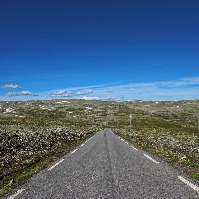 PANORA-MAROUTE NORVÉGIENNE 🚐 

J’espère que vous appréciez la qualité du jeu de mot à sa juste valeur 😂

Sans rire, les « scenic road » norvégiennes valent vraiment la peine de les emprunter. Elles rajoutent des kilomètres, souvent avec des lacets et sur des routes étroites, mais waw !

Sans aucun doute mes moments préférés dans le pays (désolée pour vous les fjords 🤷‍♀️).

#aurlandsfjellet #scenicroad #norwaynature #norwaytravel #norwayroadtrip #roadtripenvan #campervantravel #aurland #norwegianscenicroutes #norwegianroads #travelblogger #campervanliving