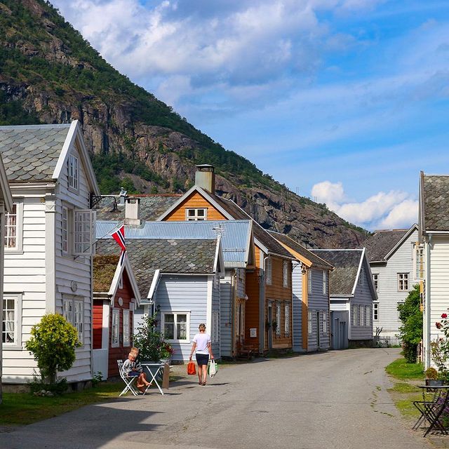 VILLAGE PITTORESQUE 🇳🇴 

Il n’y pas beaucoup de villes et villages mignons en Norvège. Ce serait donc dommage de ne pas s’arrêter à Lærdalsøyri et admirer la grosse centaine de bâtiments classés.

Ils datent de 1700-1800, quand la ville était une importante place commerciale entre l’est et l’ouest de la Norvège. 

Avec la construction d’une route, la ville portuaire a perdu cette place centrale. Mais les bâtiments sont désormais reconvertis en cafés, hôtels et petites boutiques. Vraiment un arrêt sympa !

#lærdal #lærdalsøyri #gamlelærdalsøyri #laerdaltunnel #laerdal #norwaytravel #roadtripenvan #roadtripnorvege #woodenvillage #norwaytrip #norwayroadtrip