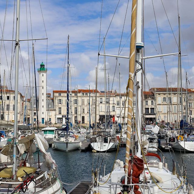 Toujours un plaisir de se balader sur le port de La Rochelle, surtout sous le soleil âï¸ 

#larochelle #larochelletourisme #larochellefrance #portdelarochelle #charentemaritime #jaimelarochelle #lafranceestbelle