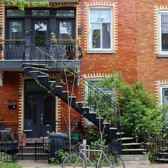 FaÃ§ades montrÃ©alaises ð¨ð¦ 

CâÃ©tait notre deuxiÃ¨me sÃ©jour Ã  MontrÃ©al, cette fois pour rendre visite Ã  la plus chouette des amies @helene_lbchr (sans oublier Suzette ð¶).

HonnÃªtement, je pense quâon a fait le tour de la ville aprÃ¨s ces deux sÃ©jours, je ne suis pas sÃ»re quâon y revienne de si tÃ´t.

#montreal #montrealcity #MTLmoments #bonjourmontreal #montrealsummer #discovermontreal #ruesdemontreal #streetsofmontreal