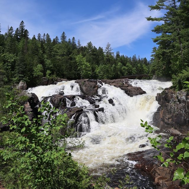 Plein de cascades accessibles Ã  pied depuis notre cabane = Marion contente ð«¶

#parcdeschutesmonteapeine #cascade #quebec #lanaudiere #parcdeschutes #explorequebec #waterfallcanada #chutemonteapeine #bonjourquebec