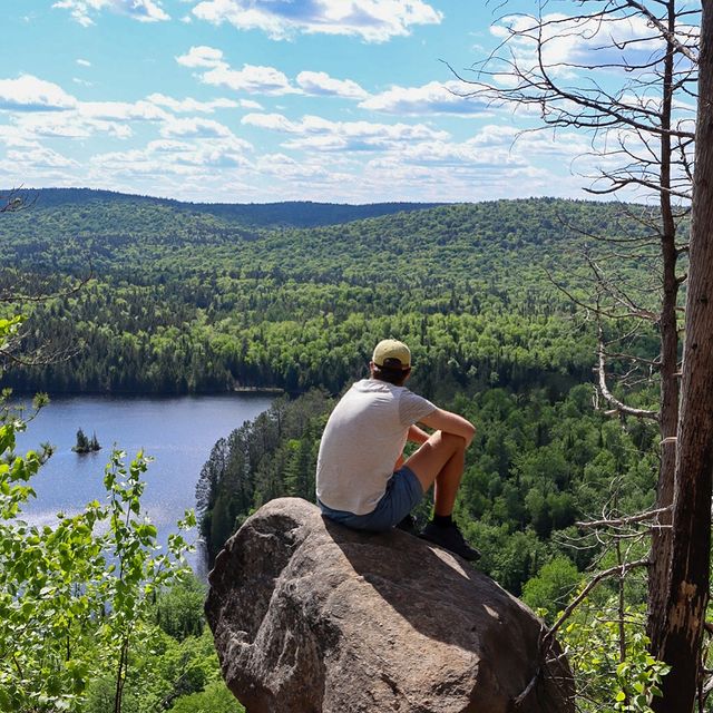 DÃ©jÃ , notre dernier parc du voyage ð¥º

Au programme : jolie cabane au bord du lac solitaire et premiÃ¨re fois sur un canot (jâÃ©tais pas trÃ¨s rassurÃ©e, Ã§a tangue vachement ces embarcations) ð¶ 

Ãa sâappelle terminer en beautÃ© !

#parcdelamauricie #mauricie #mauricienationalpark #bonjourquebec #explorequebec #lacsolitaire #canot #pnmauricie #mauriciequebec