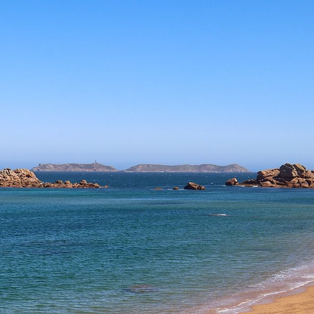 Les gros cailloux de la presquâÃ®le Renote ð«¶

Mon coup de cÅur breton de lâÃ©tÃ© ! Une trÃ¨s jolie balade Ã  marÃ©e haute et en bonus, une baignade bien fraÃ®che. Ã ne pas manquer si vous passez dans le coin !

#tregastel #trÃ©gastel #presquilerenote #bretagnenord #cotedarmor #cotedarmortourisme