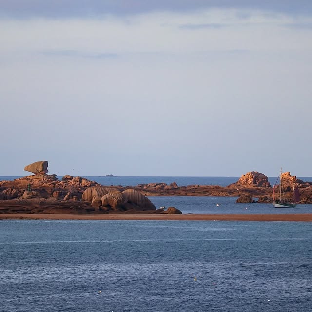 Ce genre de balades au coucher du soleil ð»

En plein mois dâaoÃ»t, le camping de Landrellec Ã©tait un peu trop busy pour nous mais je dois bien avouer que son emplacement en bord de mer Ã©tait vraiment chouette !

Vous partez pendant les vacances scolaires, vous ? On a la chance de pouvoir lâÃ©viter la plupart du temps donc Ã§a nous fait bizarre quand Ã§a arrive ð

#tregastel #trÃ©gastel #beachsunsets #landrellec #bretagnenord #cotedarmor #pointedelandrellec