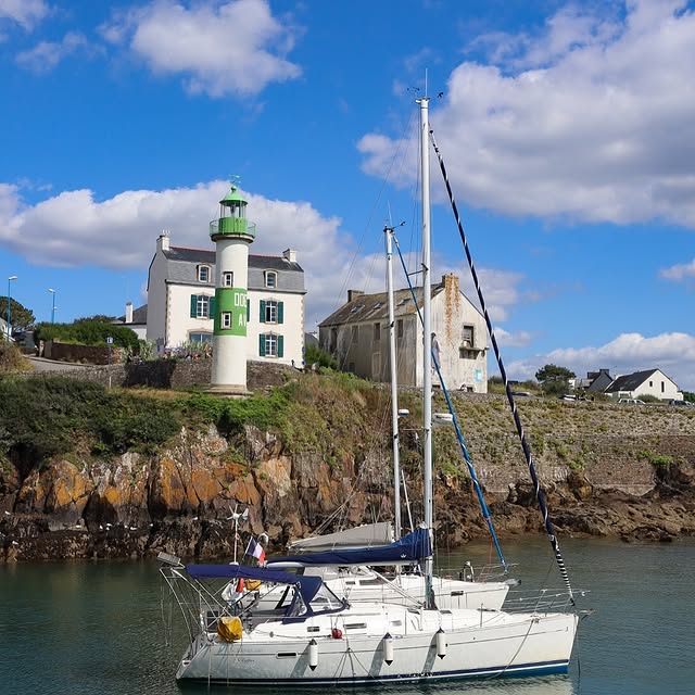 Un petit coin trÃ¨s mignon recommandÃ© par le plus normand des Lorientais, jâai nommÃ© @livarotaop ð 

Ã mon tour de vous le recommander ! Le petit port de DoÃ«lan est super pour une balade et on peut mÃªme y dÃ©guster une petite crÃªpe bien mÃ©ritÃ©e.

Ãa donne pas envie de partir pour une croisiÃ¨re en voilier ?

#portdedoelan #finistere #sudfinistere #breizh_vibes #doelan #voilier #magnifiquebretagne #toutestbeauenfinistere #cloharscarnoet