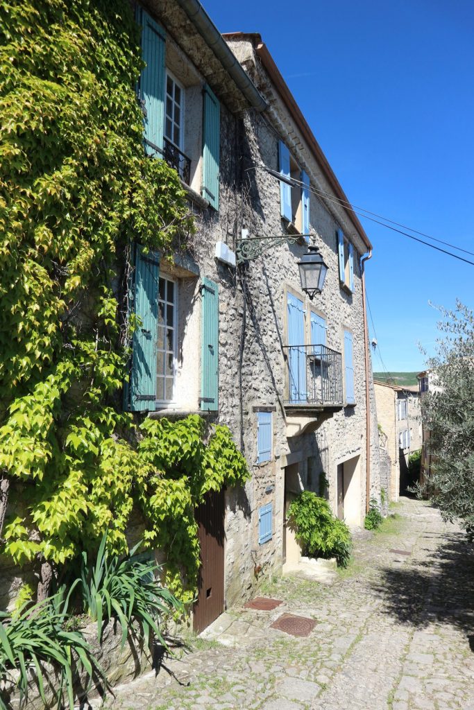 Petite rue de Forcalquier dans le Luberon