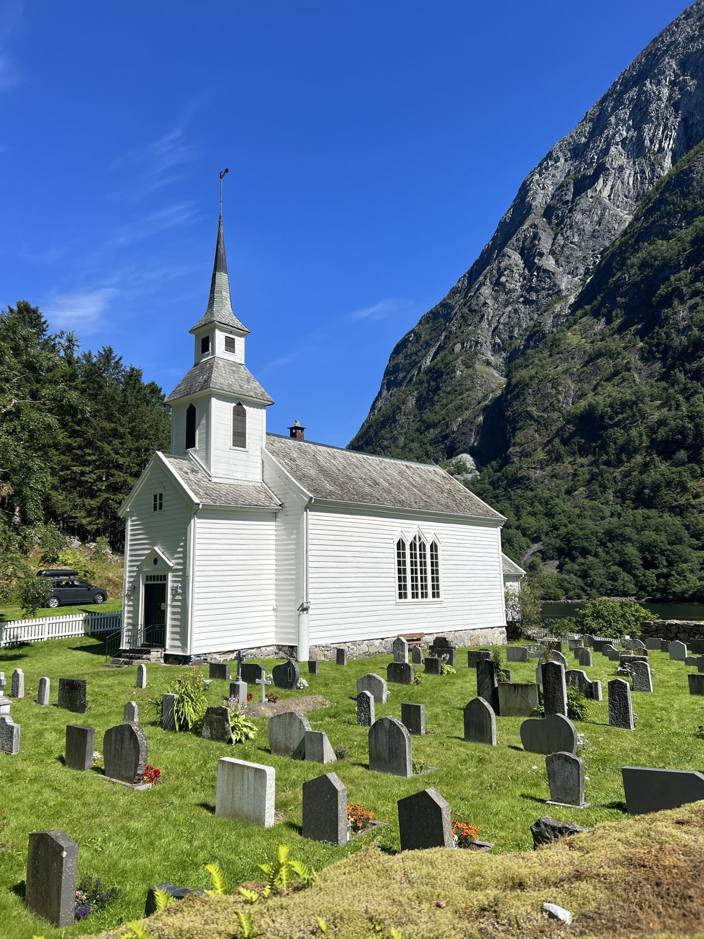 La belle église blanche de Bakka, au bord du Næroyfjord