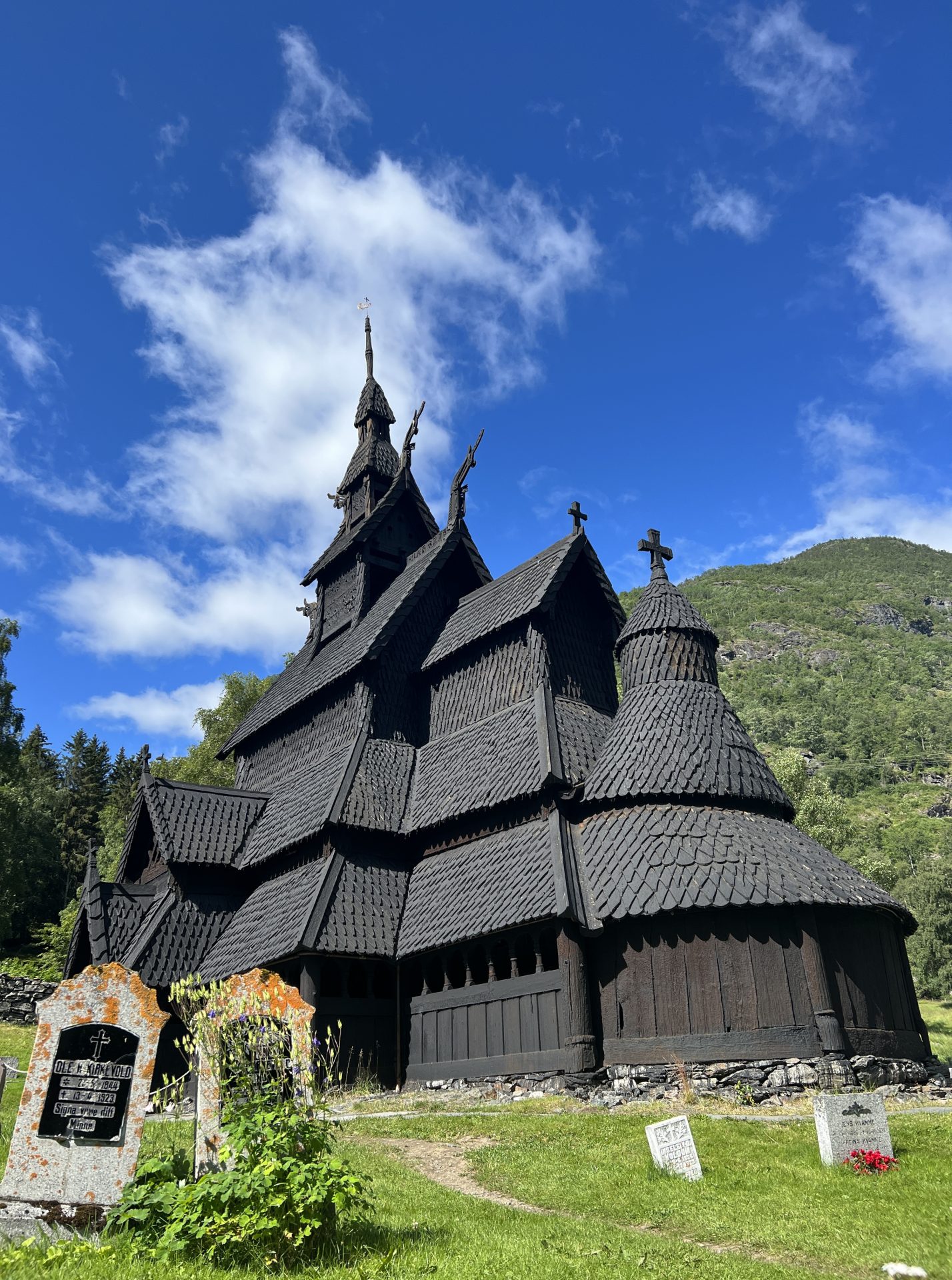 Un road-trip en Norvège en van est une bonne occasion pour découvrir l'église en bois debout de Borgund