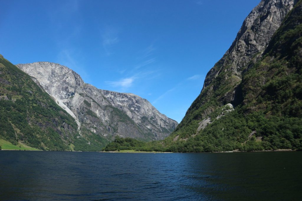 Vue sur le Næroyfjord, un fjord de l'ouest de la Norvège