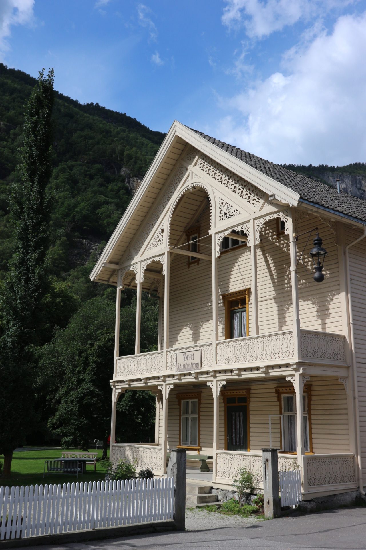 Road-trip en Norvège : un hôtel à la belle façade beige, travaillée comme de la dentelle, à Laerdalsoyri