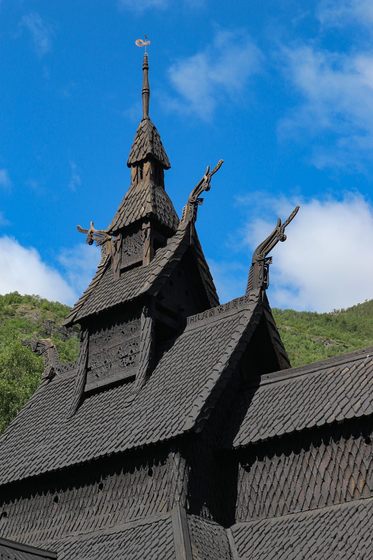 Détails du toit de l'église en bois debout de Borgund, à ne pas manquer lors d'un road-trip en Norvège