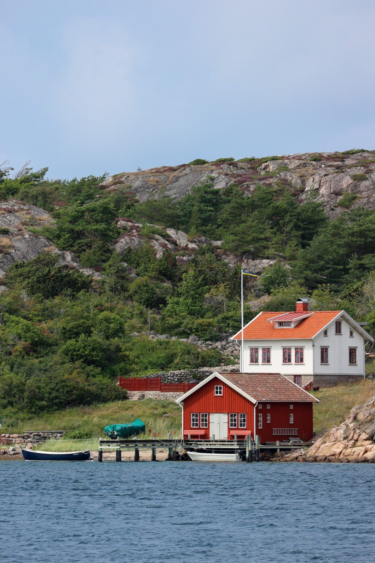 Dès le début de notre road-trip, nous découvrons à Grebbestad, au sud-ouest de la Suède, des cabines rouges en bord de mer