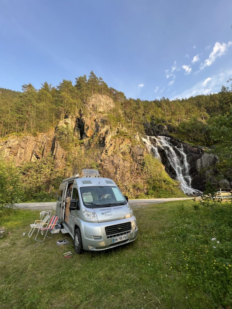 Où dormir en van en Norvège ? Au bord d'une cascade évidemment !