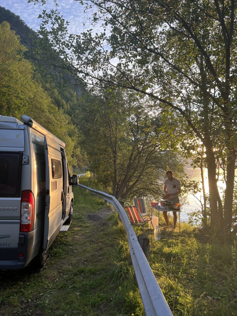 Où dormir en van ? En bord de route en Norvège avec vue sur un fjord