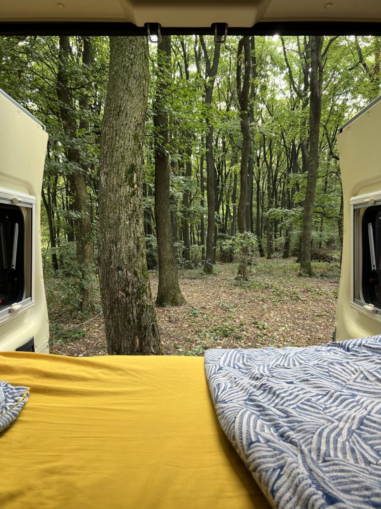 Où dormir en van aménagé ou en camping-car ? En forêt, comme ici en Serbie dans le parc national de Fruska Gora
