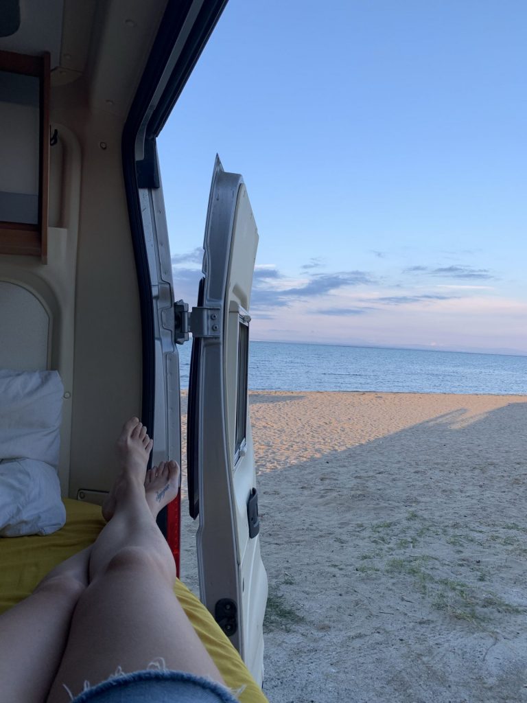 Où dormir en van ? Souvenir d'un spot sur une plage en Grèce au coucher du soleil