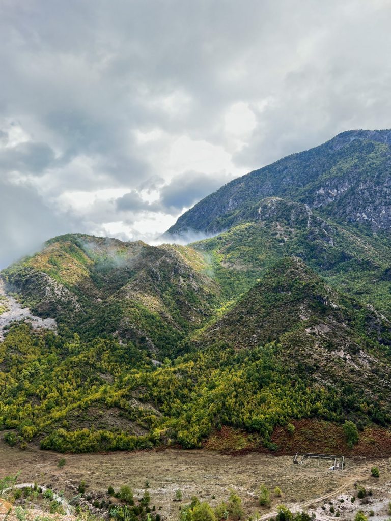 Les montagnes du sud de l'Albanie.