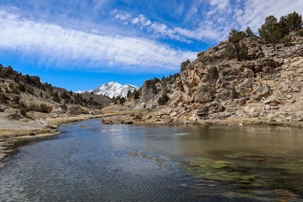 Road trip sur la highway 395 de Lone Pine au Lake Tahoe : arrêt au Hot Creek Geological Site