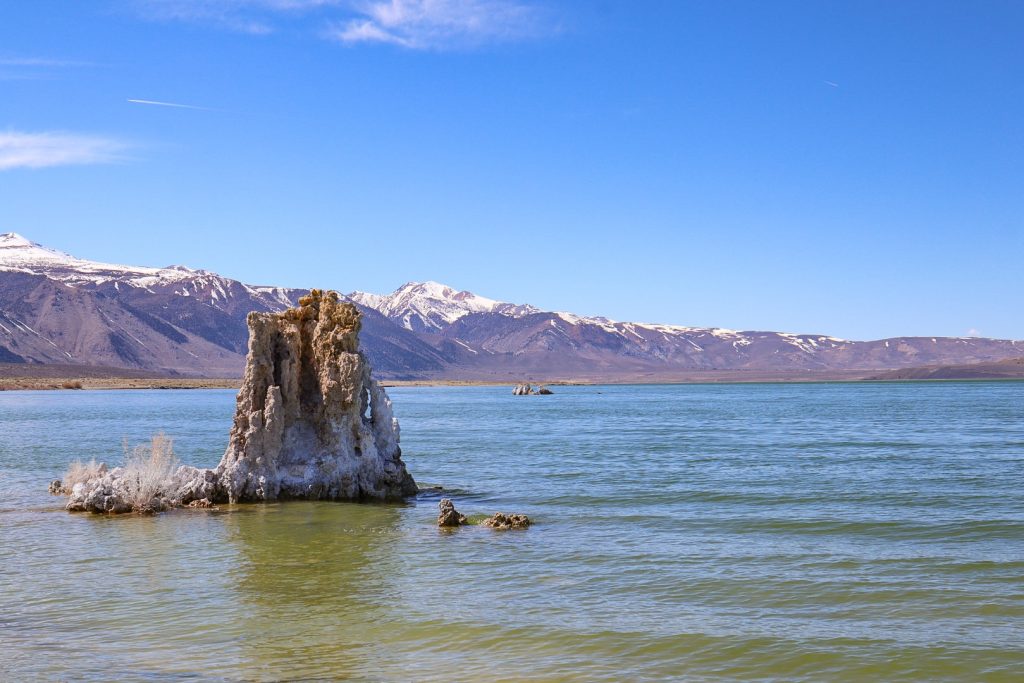 Entre Lone Pine et le Lake Tahoe : le Mono Lake et les montagnes enneigées, sur la highway 395 