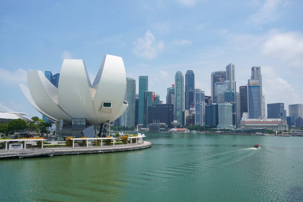 Vue sur Marina Bay depuis le Helix Bridge, un incontournable d'une semaine à Singapour